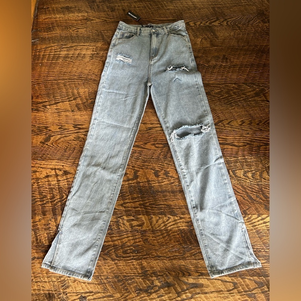 NWT PrettyLittleThing Tall - Distressed Cut Out Knee Jeans in Light Wash Blue - Picture 2 of 5